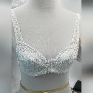 Lace Underwire Bra in White - Women's Intimates